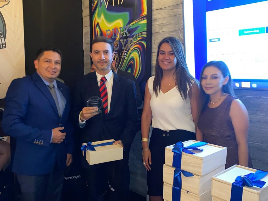 Equipo celebrando el reconocimiento